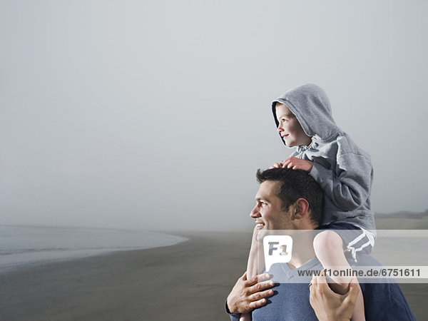 tragen  Strand  Menschlicher Vater  Sohn  Menschliche Schulter  Schultern
