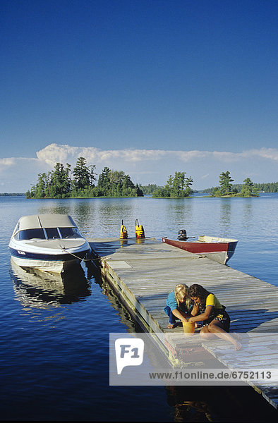 Wasser Inspektion See Dock Mädchen Ontario