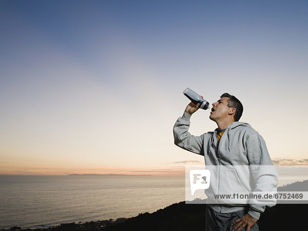 Mann trinkt Wasser
