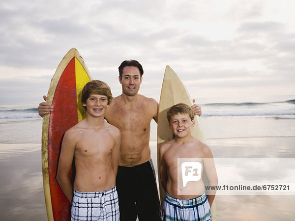 stehend  Menschlicher Vater  Sohn  Surfboard
