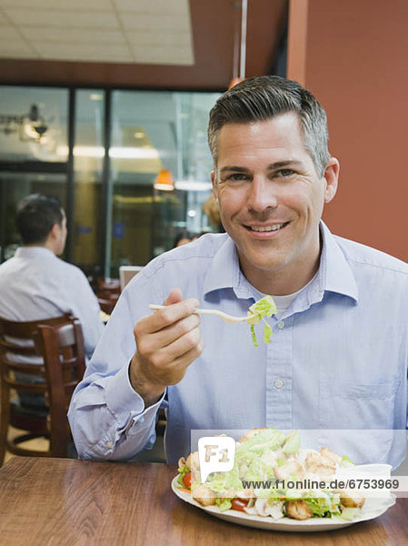 Mann  Salat  Restaurant  essen  essend  isst