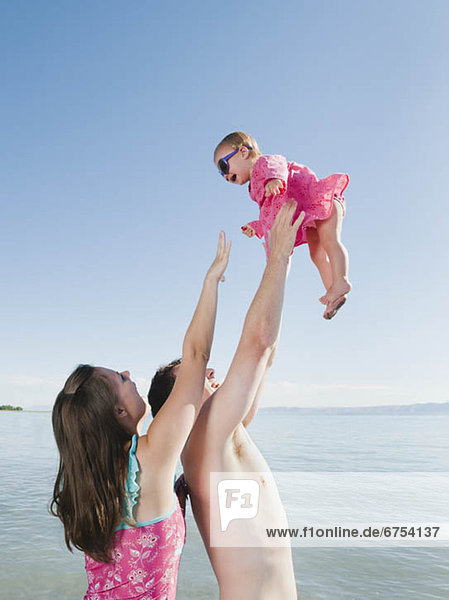 Menschliche Eltern  Urlaub  Tochter  Baby  spielen