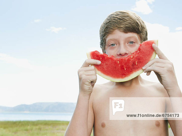 Junge - Person  Wassermelone  essen  essend  isst  12-13 Jahre  12 bis 13 Jahre