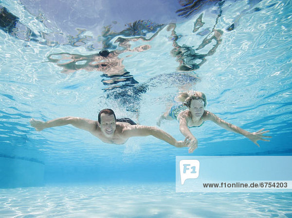 Unterwasseraufnahme Mittelpunkt schwimmen Erwachsener