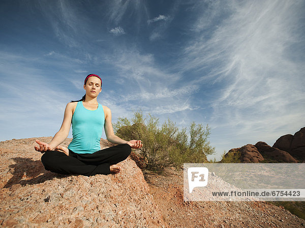 Vereinigte Staaten von Amerika  USA  Frau  Wüste  üben  Arizona  jung  Yoga  Phoenix