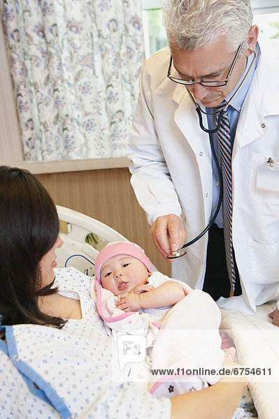 halten  Arzt  Mädchen  Mutter - Mensch  Baby  Untersuchung