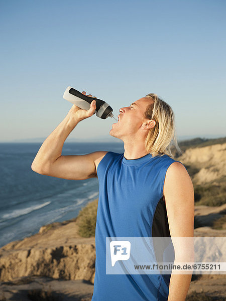 Vereinigte Staaten von Amerika  USA  Wasser  Jogger  trinken  Flasche  Kalifornien  San Diego