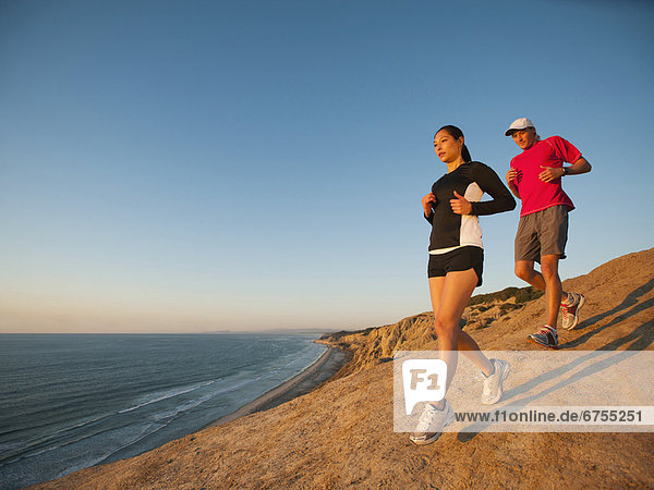 Vereinigte Staaten von Amerika  USA  Frau  Mann  Küste  Meer  joggen  vorwärts  Kalifornien  San Diego