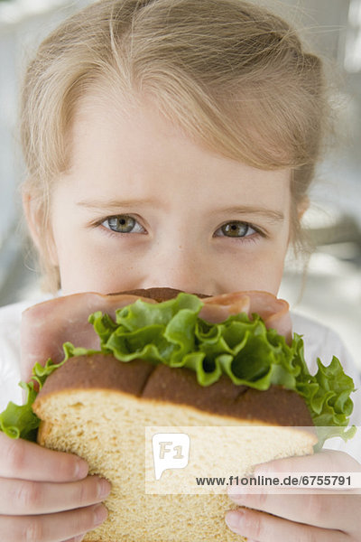 Sandwich essen essend isst Mädchen