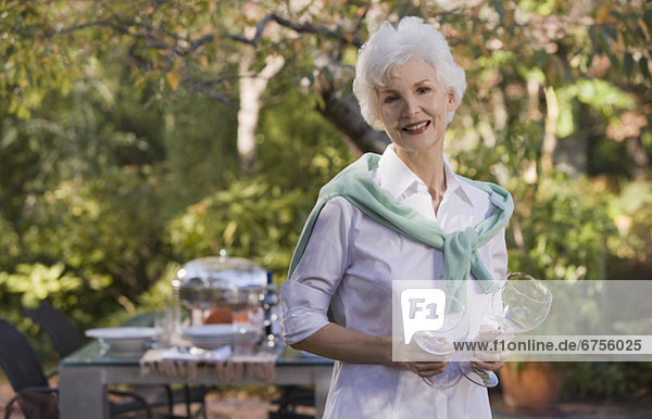 stehend  Senior  Senioren  Frau  halten  Garten  Weinglas