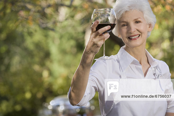 Senior  Senioren  Portrait  Frau  Glas  Wein  halten  rot