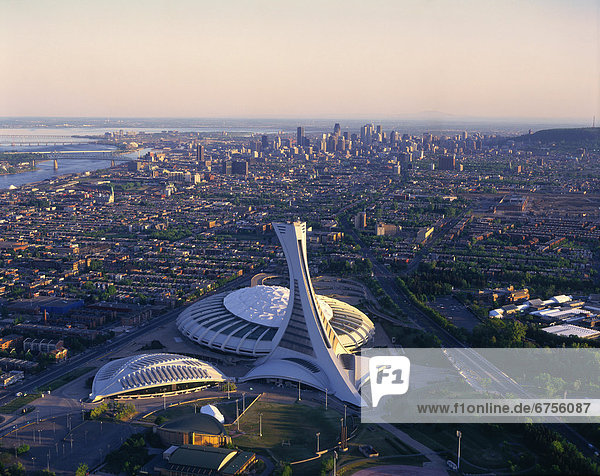 Sonnenuntergang  Ansicht  Olympische Spiele  Olympiade  Stadion  Luftbild  Fernsehantenne  Innenstadt  Montreal  Quebec