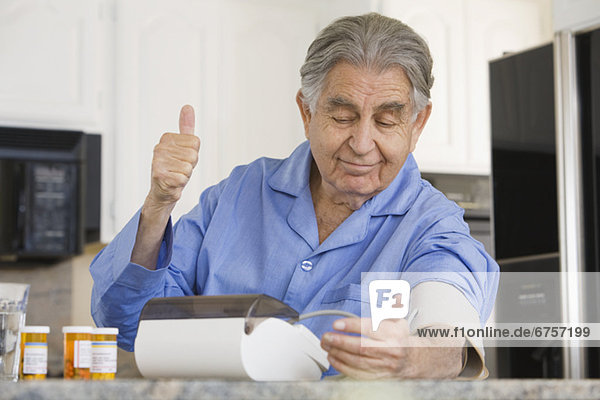 Senior Senioren Mann Streß nehmen Eigentum