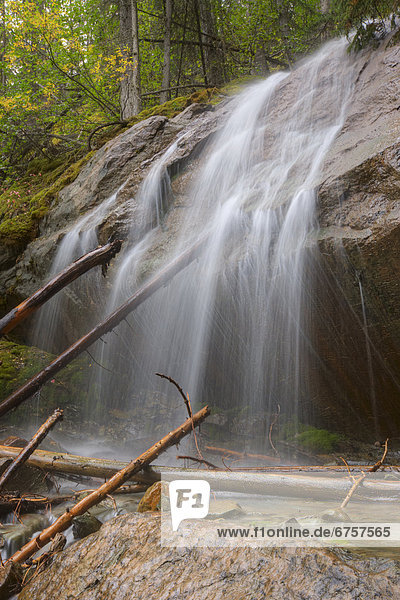 Felsbrocken  Wasser  verstecken  über  verschütten  Wasserfall  Fenstersims  Jasper Nationalpark  Alberta