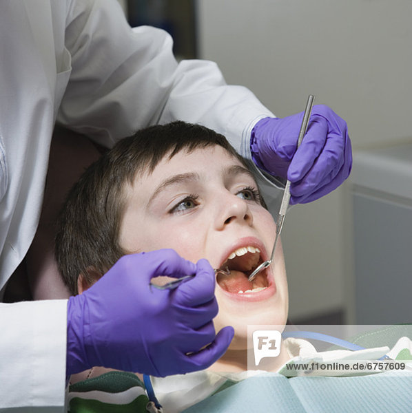 Boy von Zahnarzt
