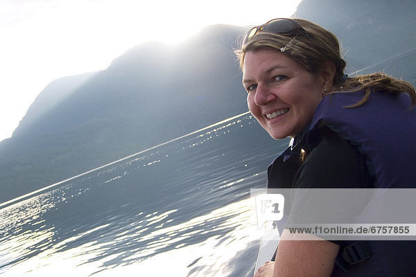 Frau über Kajak Geräusch British Columbia Sonne Sunshine Coast