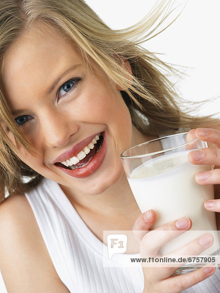Frau hält Glas Milch