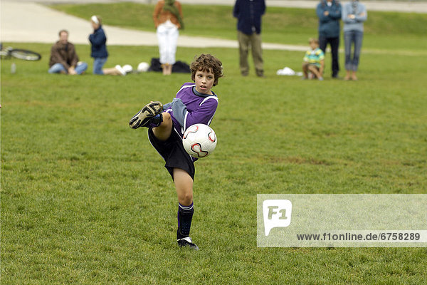 Junge - Person  treten  jung  Fußball  Ball Spielzeug  Ontario  Toronto