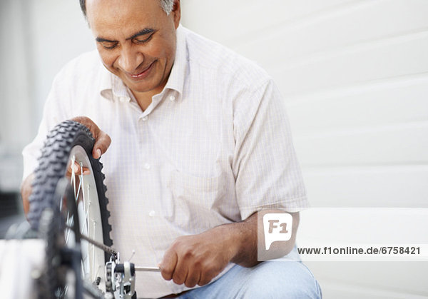 Mann reparieren Fahrrad