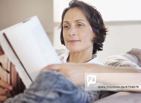 Frau lesen auf couch