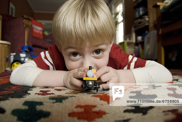 Portrait  Junge - Person  klein  Spielzeug  Ontario  spielen  Toronto  Zug