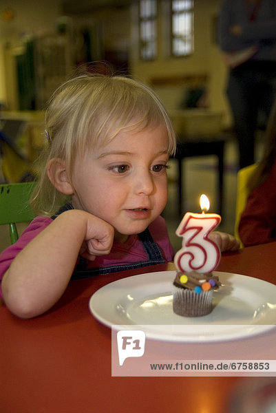 sehen  klein  Geburtstag  Kerze  3  Nummer  cupcake  Mädchen  Ontario  Toronto