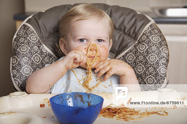 hoch  oben  Stuhl  Junge - Person  Spaghetti  essen  essend  isst