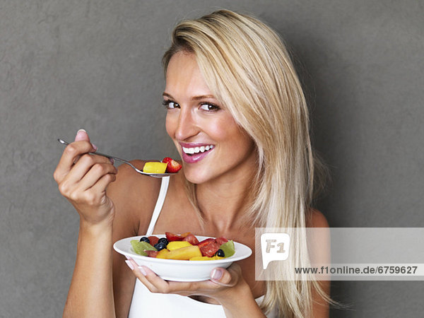 blond  Frau  Frische  Frucht  Salat  essen  essend  isst