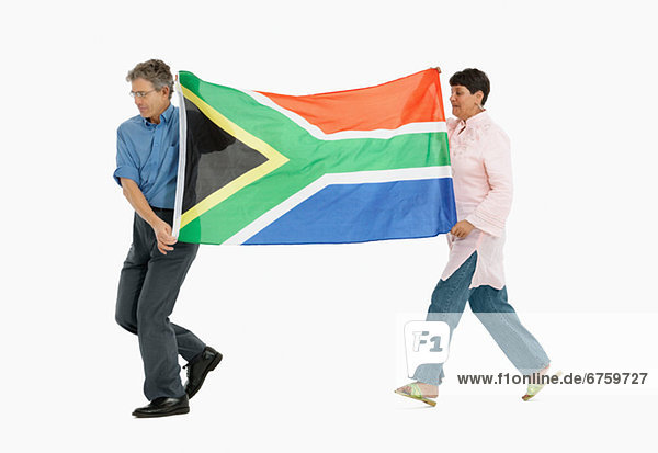 Südliches Afrika  Südafrika  Mensch  zwei Personen  Menschen  tragen  Fahne  2  südafrikanisch