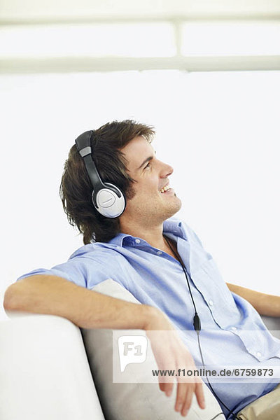 Mann Musik über Kopfhörer zu hören