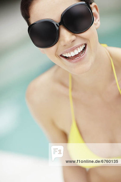 Frau lächeln Bikini Kleidung Sonnenbrille