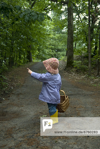 zeigen  Korb  folgen  Baum  klein  Mantel  Stiefel  Regen  Mädchen  Ontario  Gummi