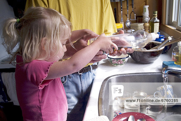 Seife  Essgeschirr  Menschlicher Vater  Hilfe  waschen  klein  Biologie  Mädchen  Ontario