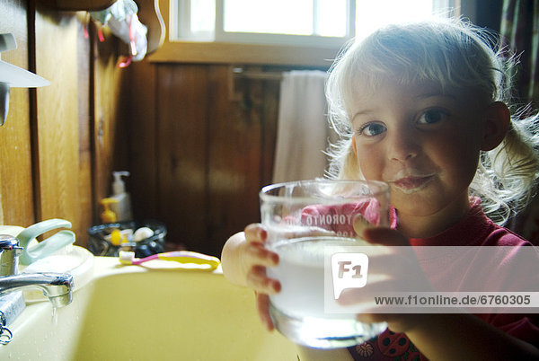 Wasser  Glas  klein  Bürste  Mädchen  Ontario