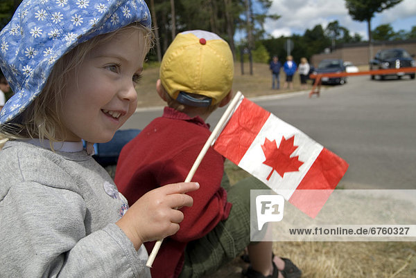 klein  halten  Fahne  Mädchen  kanadisch  Ontario