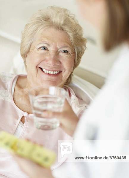 Senior  Senioren  Frau  geben  Pille