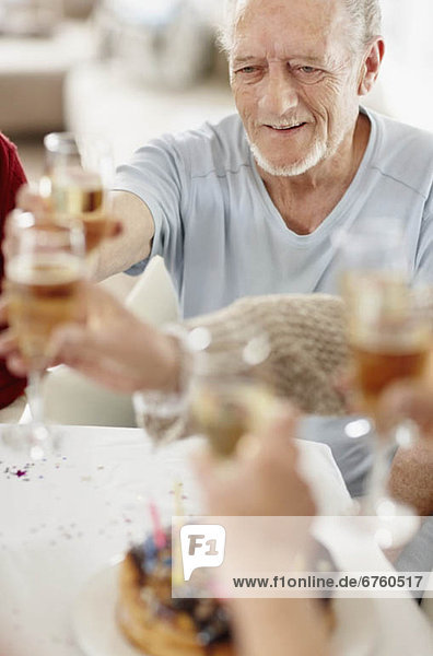 Senior  Senioren  Mann  Glas  zuprosten  anstoßen  Champagner