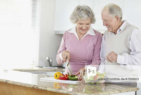 Senior  Senioren  Zusammenhalt  Vorbereitung  Salat