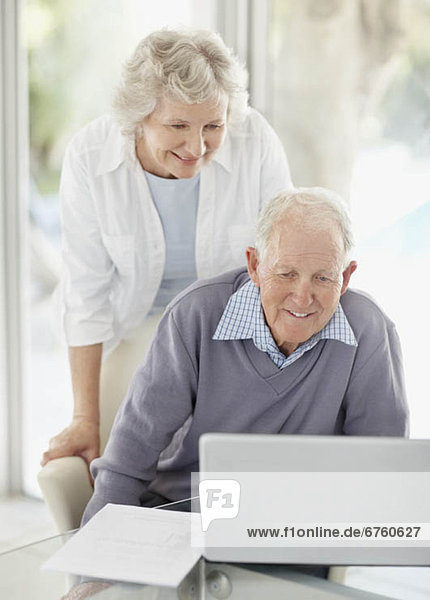 Senior  Senioren  Zusammenhalt  blättern  Internet