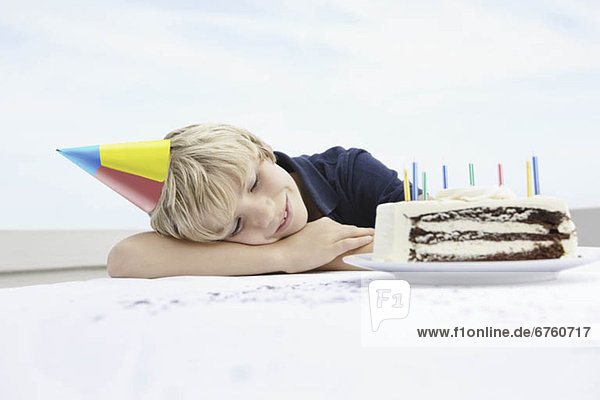Junge - Person  tagträumen  Geburtstag  Kuchen  jung