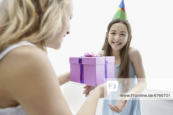 Geschenk  geben  Geburtstag  jung  Mädchen  Freund