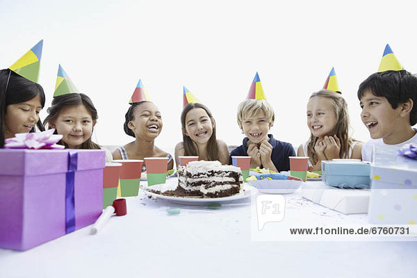 Gruppe von Kindern auf einer Geburtstagsfeier