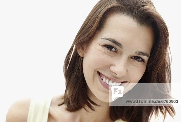 Junge Frau stützt Kopf auf Hand  Porträt vor weißem Hintergrund