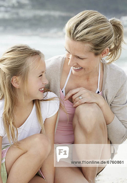 Strand  10-11 Jahre  10 bis 11 Jahre  Mädchen  Mutter - Mensch  spielen