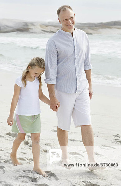 Strand  Menschlicher Vater  10-11 Jahre  10 bis 11 Jahre  Mädchen  spielen