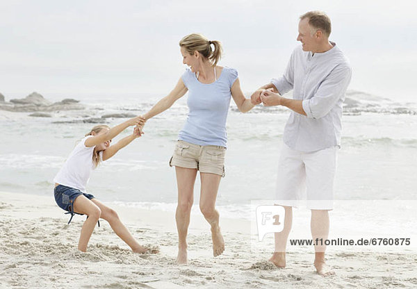 Strand  Menschliche Eltern  10-11 Jahre  10 bis 11 Jahre  Mädchen  spielen