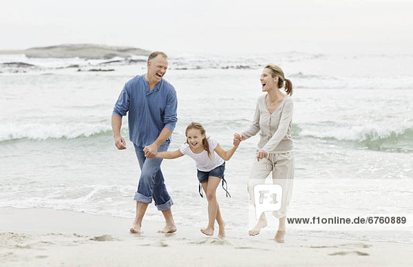 Strand  Menschliche Eltern  10-11 Jahre  10 bis 11 Jahre  Mädchen  spielen