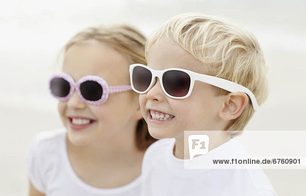Strand  Junge - Person  Kleidung  Sonnenbrille  5-6 Jahre  5 bis 6 Jahre  10-11 Jahre  10 bis 11 Jahre  Mädchen