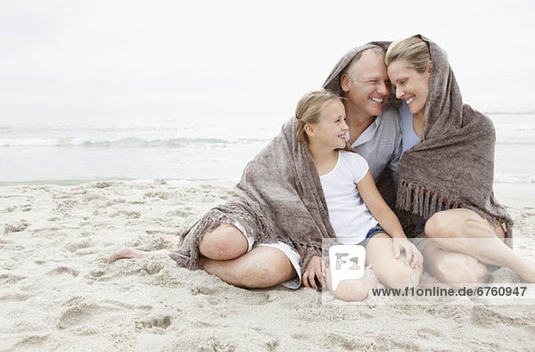 bedecken  lächeln  Decke  Menschliche Eltern  Küste  Tochter  10-11 Jahre  10 bis 11 Jahre
