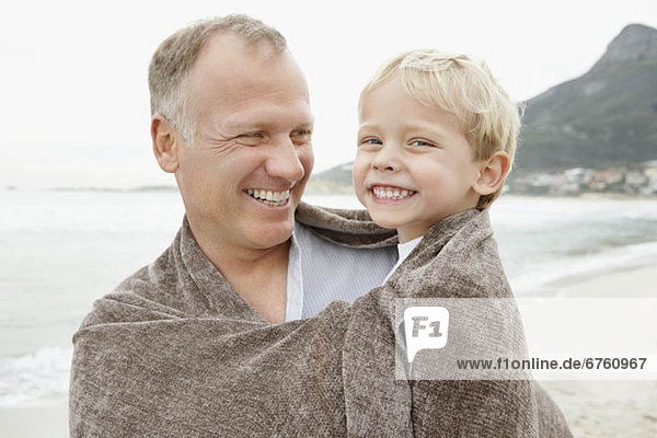 tragen  Strand  Menschlicher Vater  Sohn  5-6 Jahre  5 bis 6 Jahre